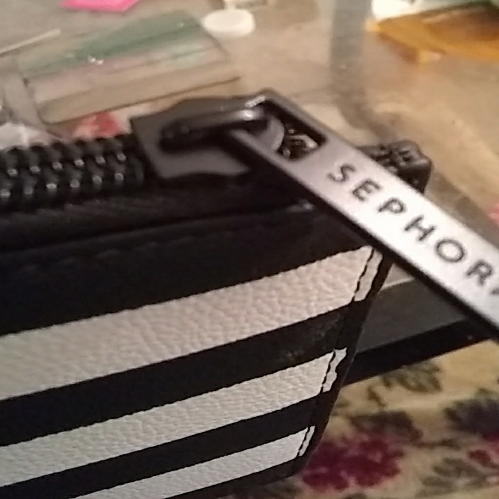 Sephora & Benefit New Makeup & Cool makeup bags - Picture 6 of 6